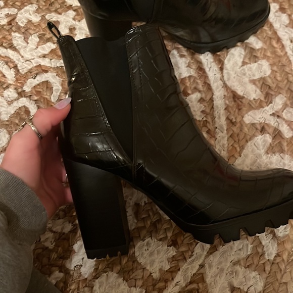 Forever 21 heeled boots - Picture 3 of 5